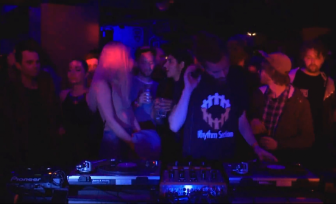 Photo of set Mic Mills.