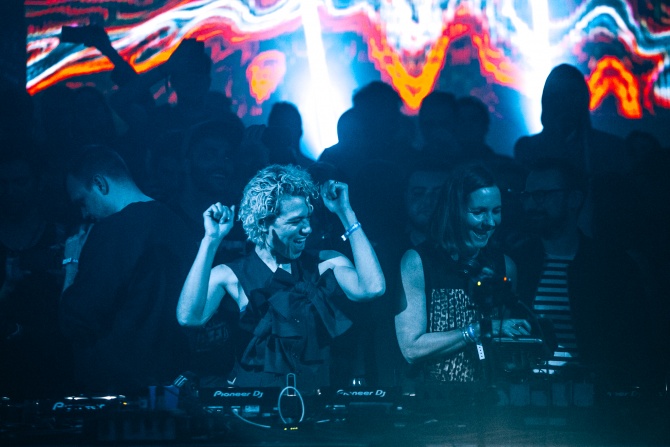 Photo of set Anja Schneider b2b Cassy.