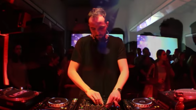 Photo of set Imre Kiss.