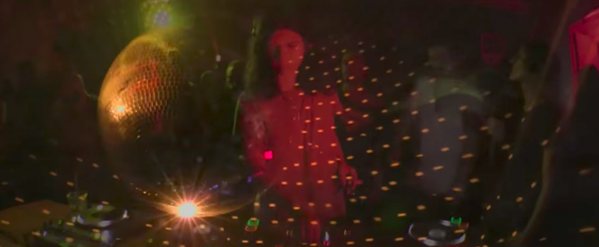 Photo of set Liza Rivs.