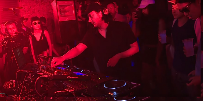 Photo of set Simon B.