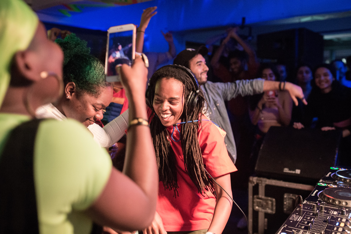 Photo of set Shy One.