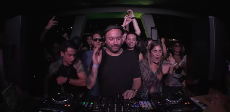 Photo of set Nic Fanciulli.