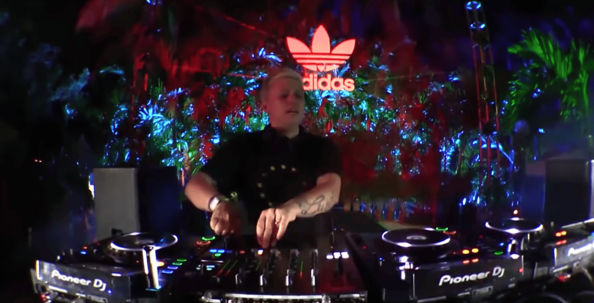 Photo of set Jennifer Cardini.