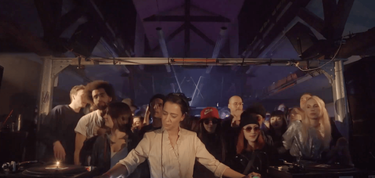 Photo of set Eva Porating.