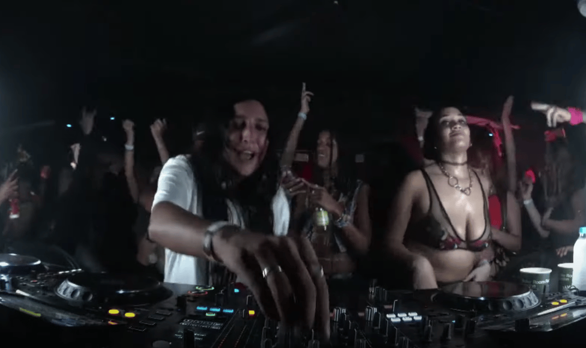 Photo of set Nino Brown.