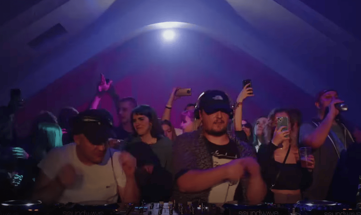 Photo of set Feloneezy & Cuban Chamber of Commerce.