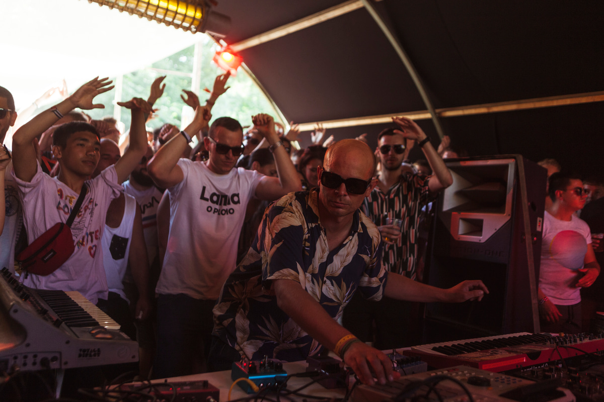 Photo of set Tom Trago.