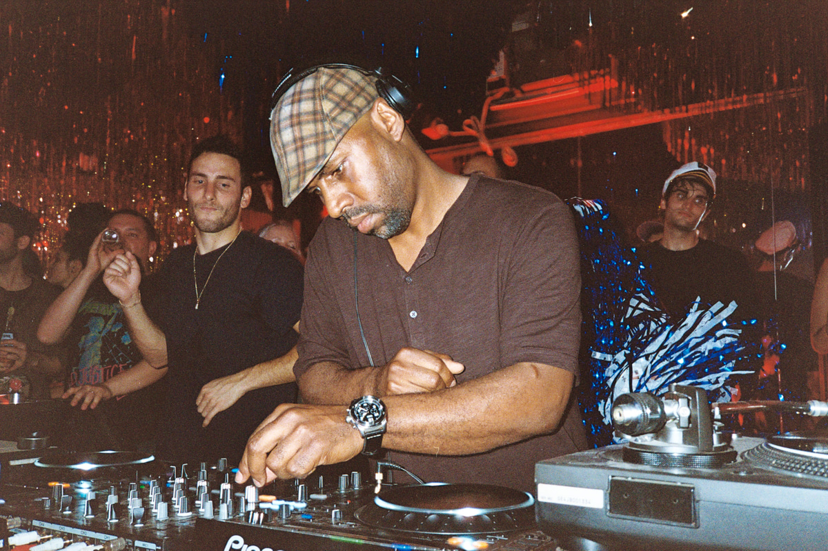 Photo of set Patrice Scott.