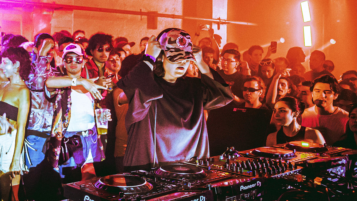 Photo of set D. Tiffany.