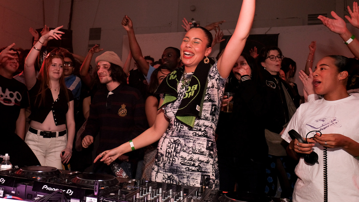 Photo of set Ella Knight.