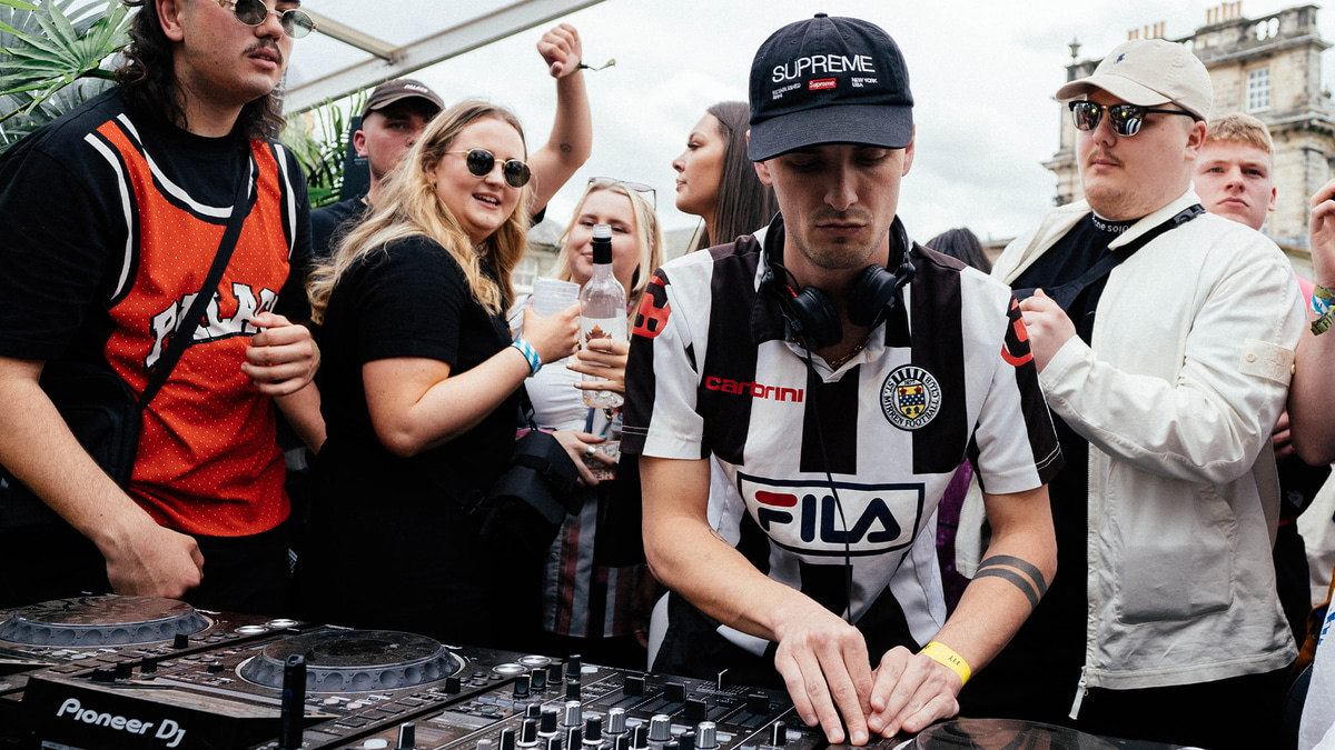 Photo of set Ewan McVicar.