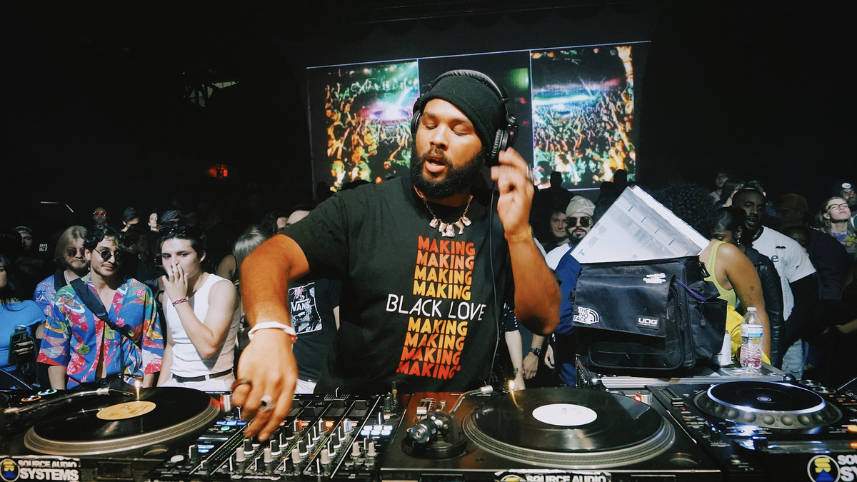 Photo of set Julion De'Angelo.