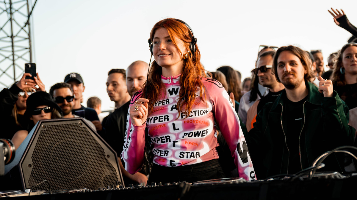 Photo of set Lola Haro.