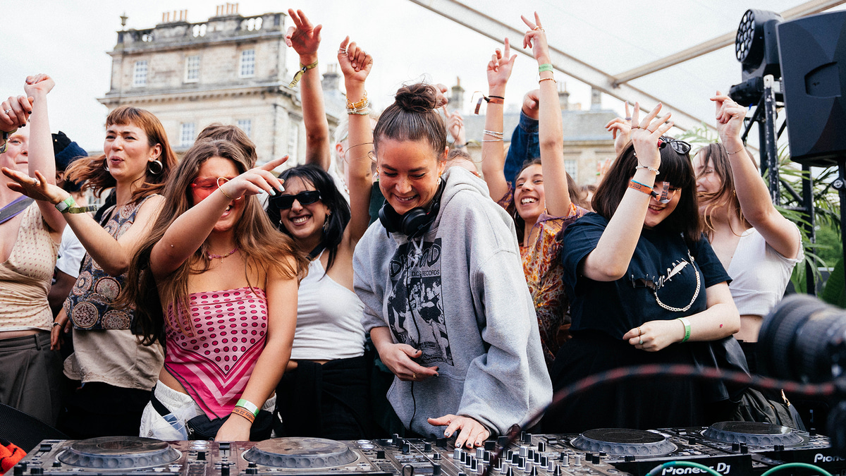 Photo of set Louise Chen.