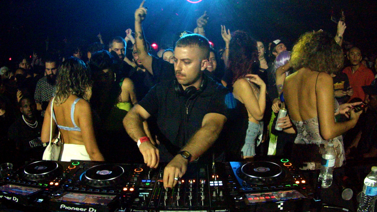 Photo of set Merca Bae.