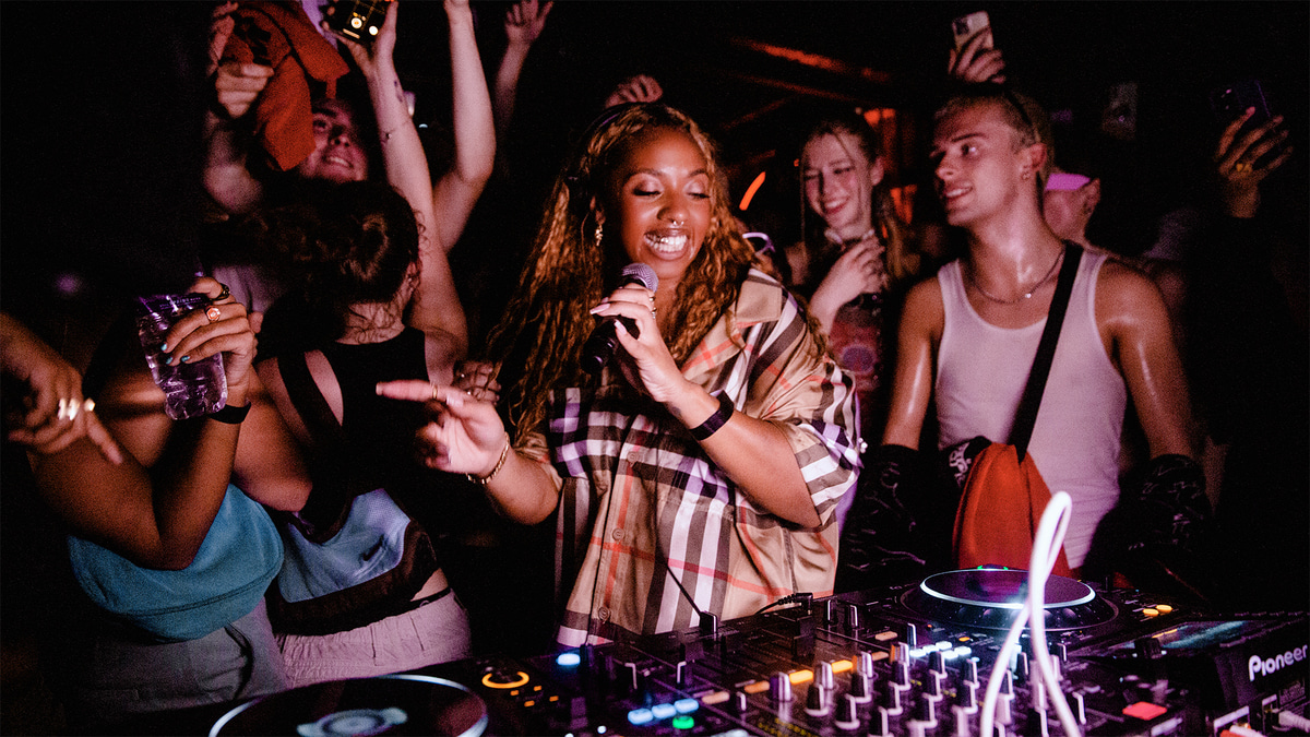 Photo of set Nia Archives.